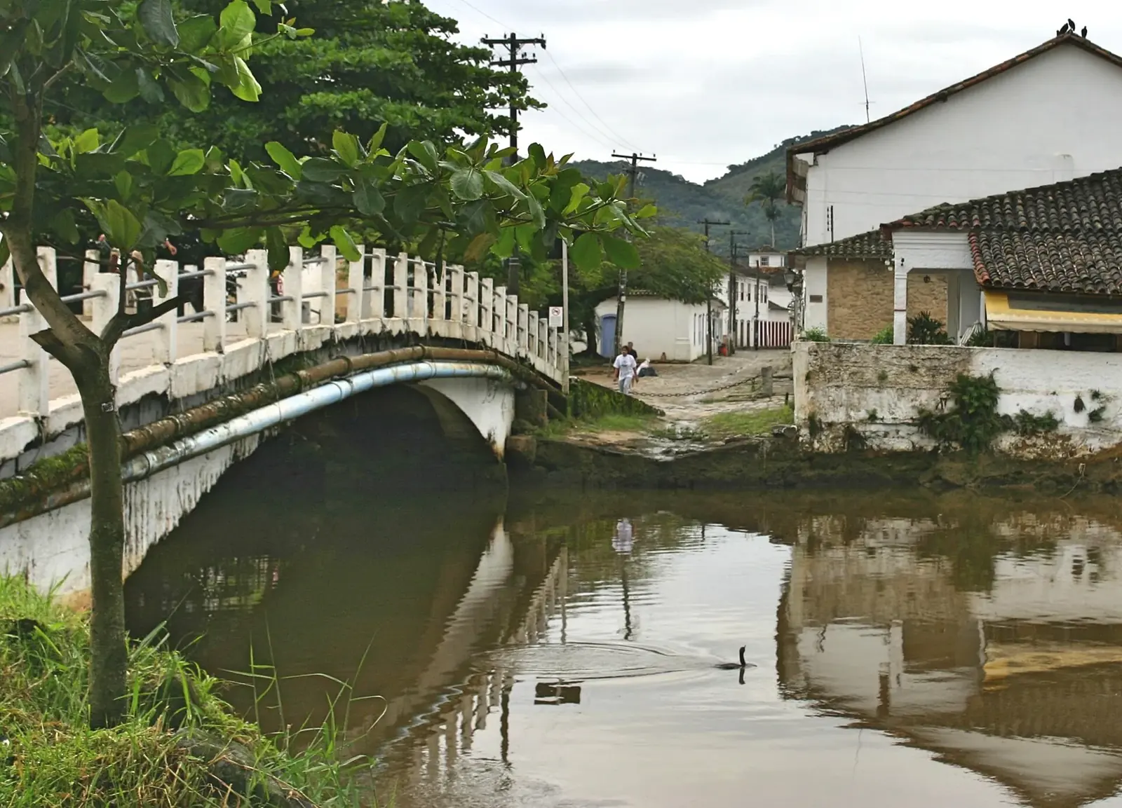 The bridge over the Perequê-Açu between the old town and Pontal, the short walk to the New Year's Eve stage.